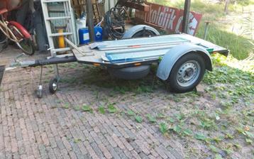Zeer mooie motor / zitmaaier aanhanger beschikbaar voor biedingen