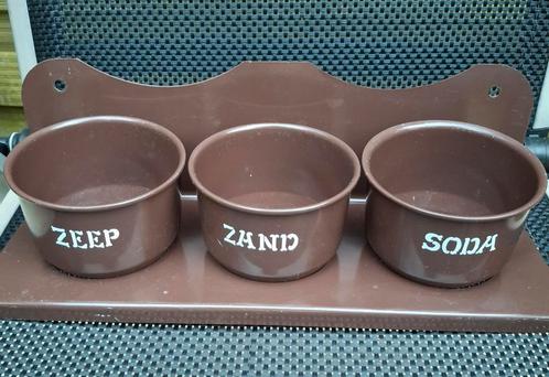 Bruine Retro set  zand , zeep, soda in rek., Antiek en Kunst, Antiek | Emaille, Ophalen of Verzenden