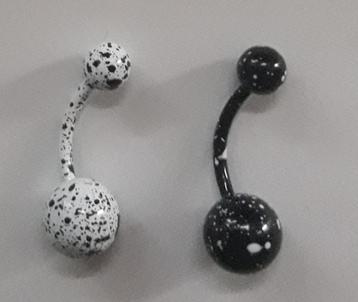 Zwart en wit gespikkelde navelpiercings (banana bells) beschikbaar voor biedingen