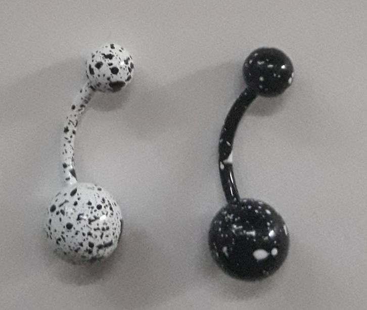 Zwart en wit gespikkelde navelpiercings (banana bells), Sieraden, Tassen en Uiterlijk, Piercings, Nieuw, Navelpiercing, Staal
