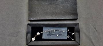 BROCHE “GEBOGEN VEER” VAN REMANIUM EN AQUAMARIJN beschikbaar voor biedingen