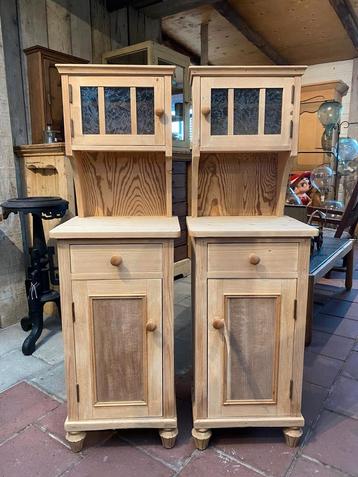Twee oud grenen kastjes nachtkastjes met vitrine  beschikbaar voor biedingen