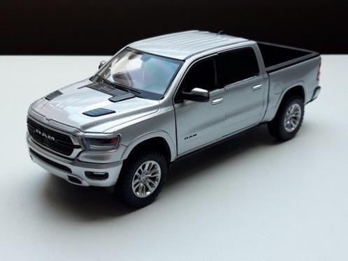 modelauto dodge ram laramie crew cab 2019 – zilv 1:27 19 cm, Hobby en Vrije tijd, Modelauto's | 1:24, Nieuw, Auto, Motormax, Ophalen of Verzenden