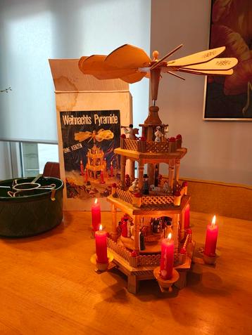 Prachtig vintage kerst piramide. beschikbaar voor biedingen