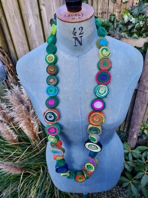 Uniek! Kleurrijke vilten variatie rondjes ketting, Sieraden, Tassen en Uiterlijk, Kettingen, Nieuw, Overige materialen, Verzenden