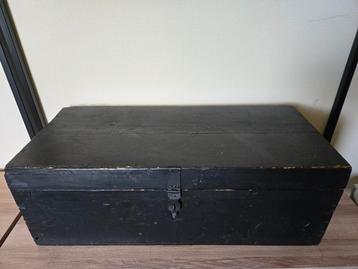 Hele Mooie Zwarte Vintage Kist beschikbaar voor biedingen