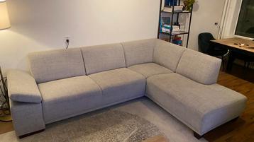 Licht-grijze bank beschikbaar voor biedingen