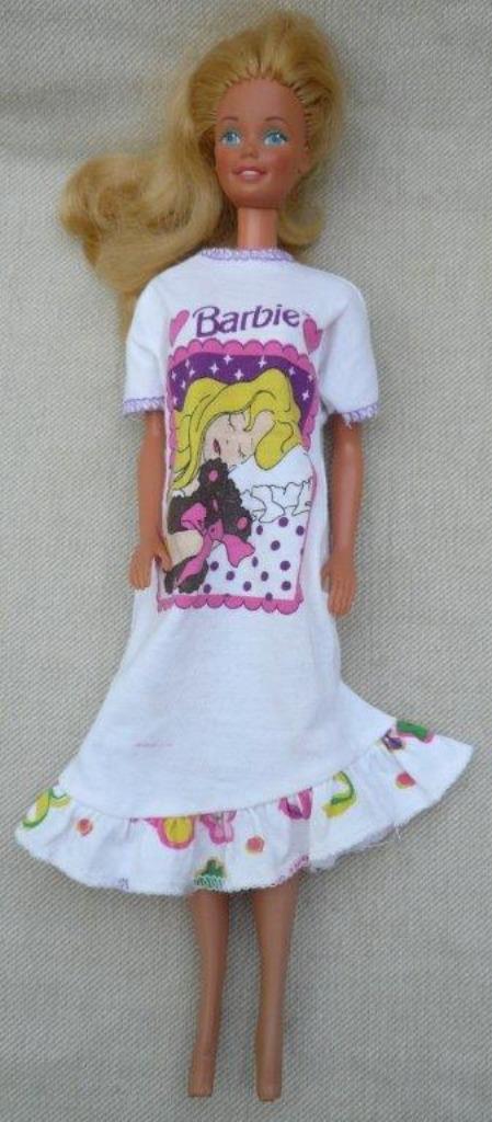 Nostalgische Barbie met wit slaapshirt aan   , Verzamelen, Poppen, Gebruikt, Pop, Ophalen of Verzenden