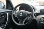 BMW 1-serie 118i + XENON / SPORTSTOELEN / PDC / CLIMATE CONT, Auto's, BMW, 1-Serie, Achterwielaandrijving, Blauw, Leder en Stof