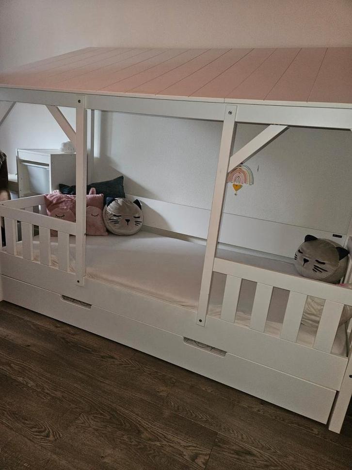 ZGAN - Vipack Huisbed met Logeerlade (incl. 2 Matrassen), Kinderen en Baby's, Kinderkamer | Bedden, Zo goed als nieuw, 160 tot 180 cm