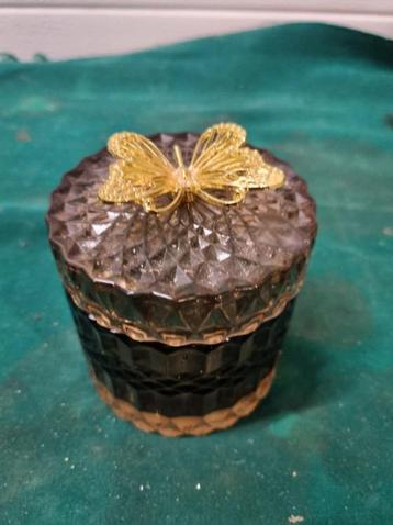 pot glas met vlinder rond beschikbaar voor biedingen