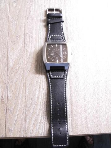 Just horloge met zwarte wijzerplaat beschikbaar voor biedingen