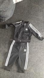 Zo goed als nieuw Adidas trainingspak in de maat 68, Adidas., Ophalen of Verzenden, Zo goed als nieuw, Pakje