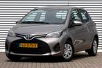 Toyota Yaris 1.3 VVT-i Now (bj 2015), 1005 kg, Gebruikt, 4 cilinders, Bruin