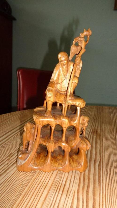 Houten beeldje van Chinese man (Onsterfelijke) met staf en g, Antiek en Kunst, Kunst | Niet-Westerse kunst, Ophalen of Verzenden