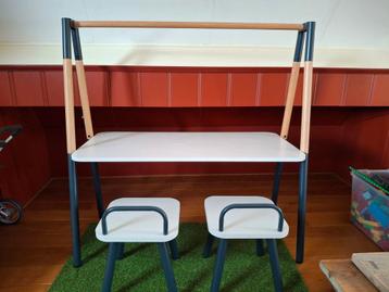 Kindertafel met 2 stoeltjes beschikbaar voor biedingen