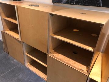 8 massief houten kubus kisten beschikbaar voor biedingen