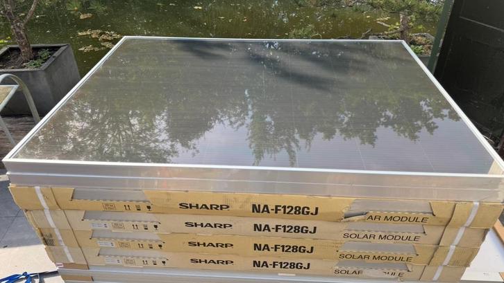 €17,50 p/s 10 Nw Sharp Zonnepanelen 128 Wp vervwa  €320 p/s, Doe-het-zelf en Verbouw, Dakpannen en Dakbedekking, Nieuw, Zwart