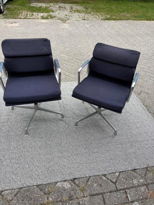 Eames EA 208 vergaderstoel van Herman Millar, Huis en Inrichting, Stoelen, Gebruikt, Metaal, Stof, Blauw, Ophalen of Verzenden