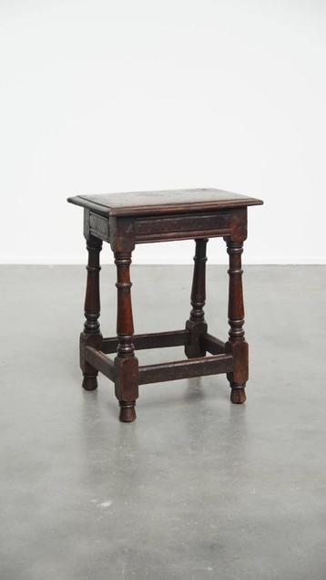 Antieke Engelse eikenhouten joint stool uit de 17e eeuw beschikbaar voor biedingen