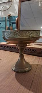 Oude koperen schaal op voet met bloemmotief, Ophalen of Verzenden