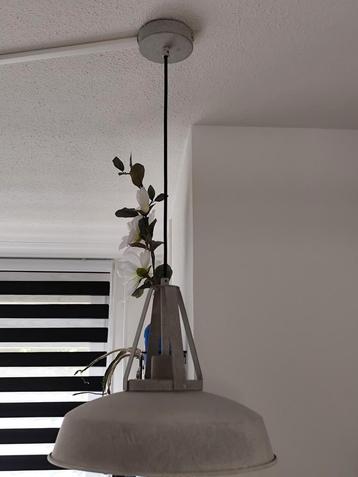 Zgan ooie industriële hanglamp grijs/ beton kleur.  beschikbaar voor biedingen