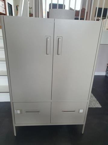 Metalen IKEA kast