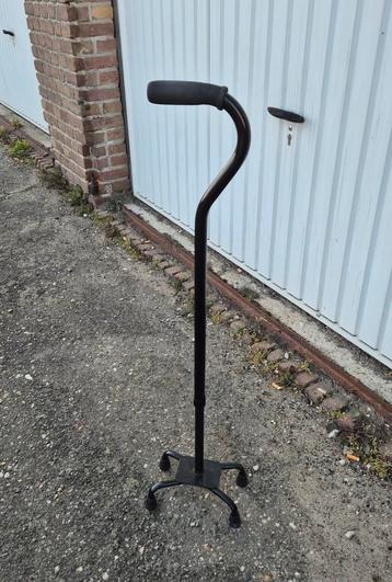 te koop 4 poot wandelstok in nette staat beschikbaar voor biedingen