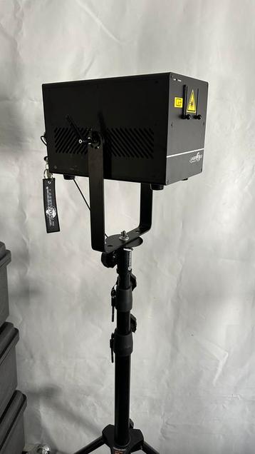2x Laserworld CS-8000 8W RGB laser in case en met doos beschikbaar voor biedingen