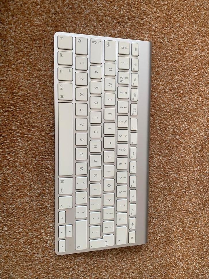 2 Apple iMac Toetsenbord - Draadloos, Computers en Software, Toetsenborden, Gebruikt, Qwerty, Draadloos, Multimediatoetsen, Ophalen of Verzenden