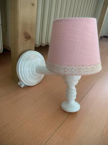 Roze Wandlamp met Stoffen Kap beschikbaar voor biedingen
