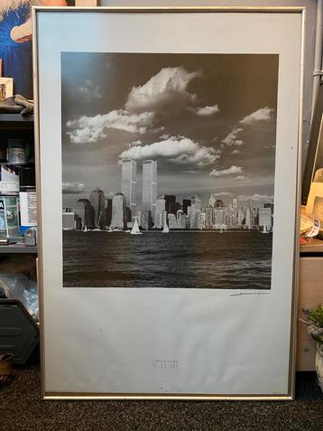 Aluminiumkleurige lijst met poster van twintower NewYork beschikbaar voor biedingen