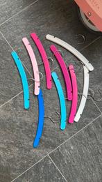 9 gekleurde houten kleerhangers, Kinderen en Baby's, Babymode-accessoires, Ophalen of Verzenden, Zo goed als nieuw