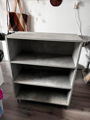 Boekenkastje z.g.a.n. beschikbaar voor biedingen