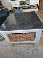 Salontafel met stenen blad en rieten mand - Gratis, Huis en Inrichting, Tafels | Salontafels, Ophalen, Gebruikt, 50 tot 100 cm