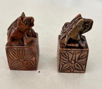 Twee kleine natuursteen beeldjes van leeuwen beschikbaar voor biedingen