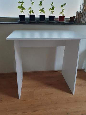 Klein bureau, wit strak minimalistisch design. beschikbaar voor biedingen