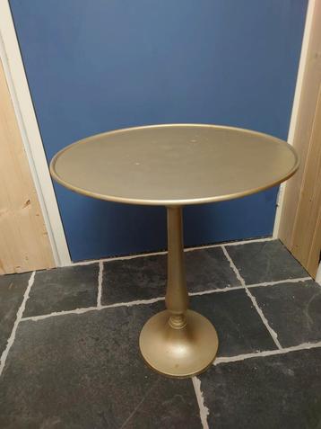Mooie ronde goudkleurige bijzettafel 46,5B x 55,5H beschikbaar voor biedingen