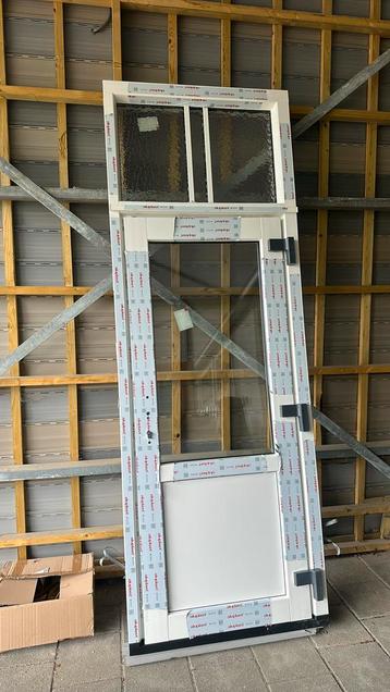 Wit houtstructuur deur beschikbaar voor biedingen
