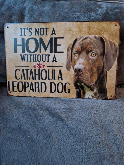It's not a home without a Catahoula leopard dog wandbord, Huis en Inrichting, Woonaccessoires | Tekstborden en Spreuken, Nieuw