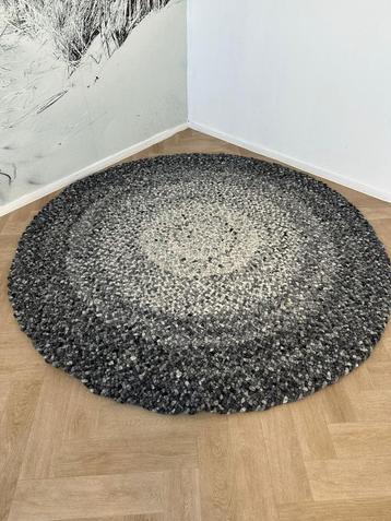 Grootste collectie vloerkleden voor de beste prijzen beschikbaar voor biedingen