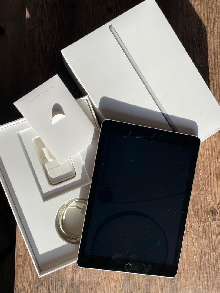 Apple iPad 5e generatie (A1822), Computers en Software, Apple iPads, Gebruikt, Apple iPad, Wi-Fi, 10 inch, 32 GB, Zwart, Ophalen of Verzenden
