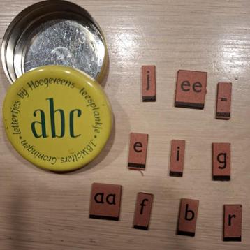 Vintage geel letterdoosje "Hoogeveens leesplankje" beschikbaar voor biedingen