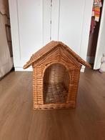 Rieten mand in vorm van een huisje, Huis en Inrichting, Ophalen, Overige materialen, Minder dan 50 cm, Gebruikt