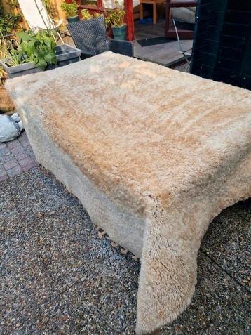 Groot, zwaar vloerkleed  beschikbaar voor biedingen