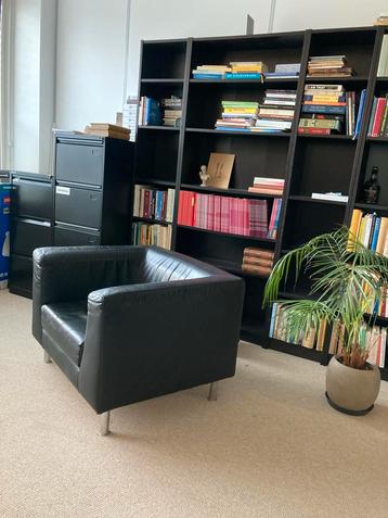 Zwarte leren fauteuil beschikbaar voor biedingen