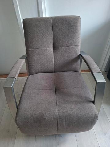 Zeer nette stoel beschikbaar voor biedingen