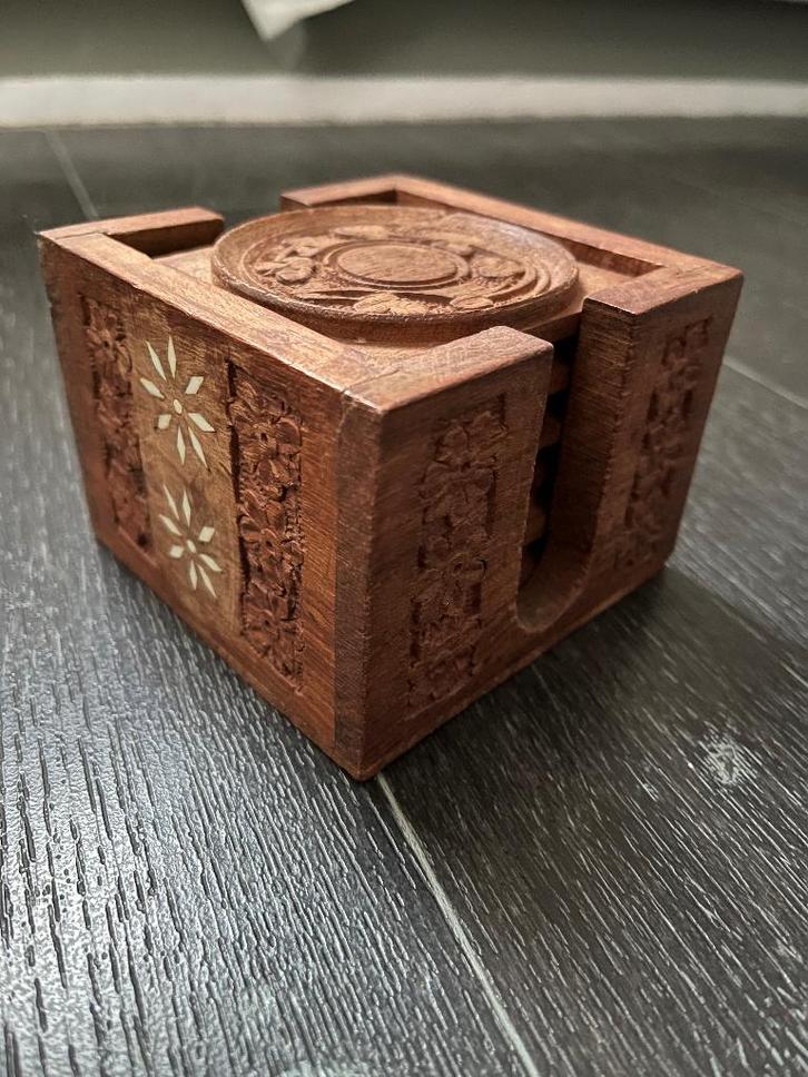 Mooie Handgemaakte Houten Onderzetters met Houtsnijwerk., Antiek en Kunst, Curiosa en Brocante, Ophalen of Verzenden