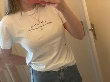 4 basic T-Shirts beschikbaar voor biedingen