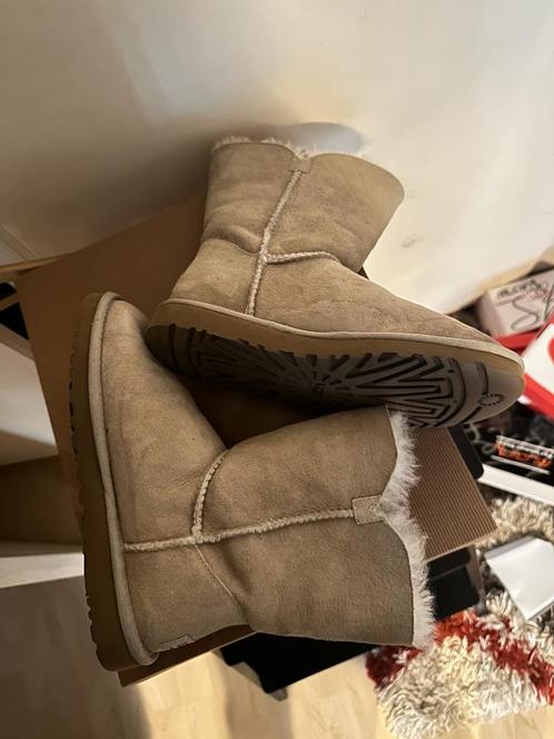 UGG Bailey Button Mt Eu 36 US 3 UK 3,5, Kleding | Dames, Schoenen, Zo goed als nieuw, Beige, Ophalen of Verzenden